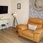 City Centre Town House With Riverside Views And Free Parking 1Bak