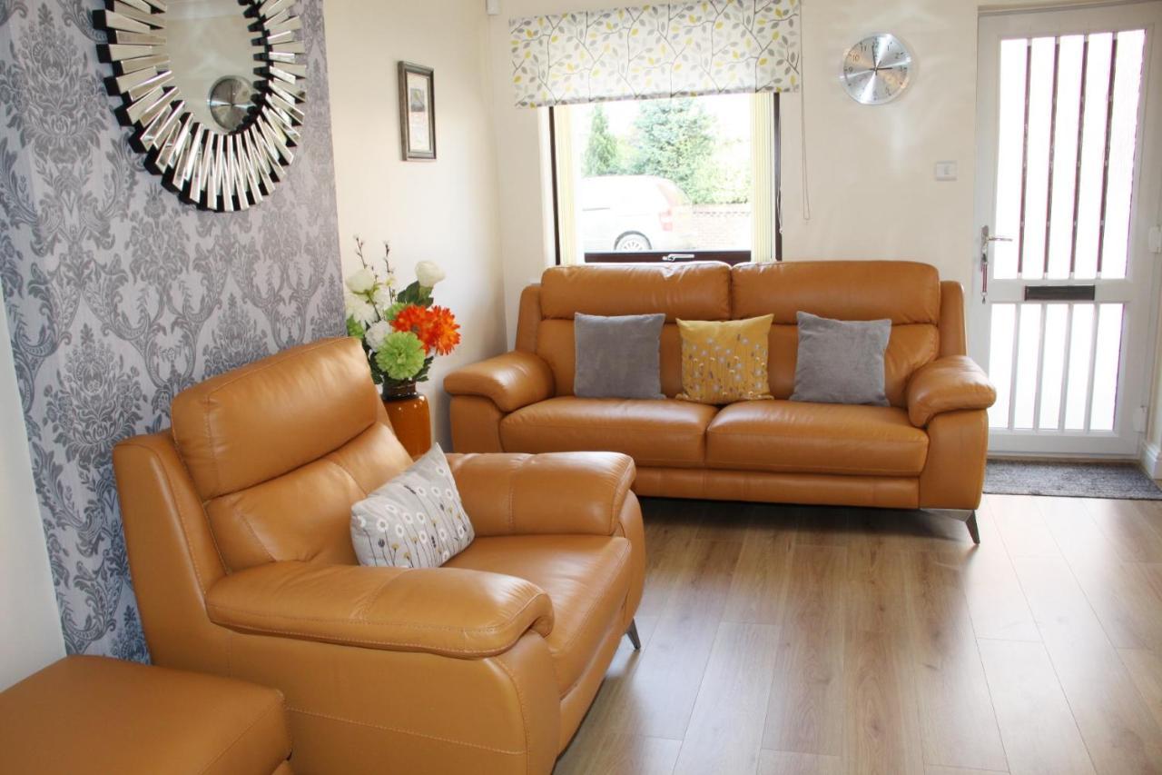 Centre Town House With Riverside Views And Free Parking 1bak