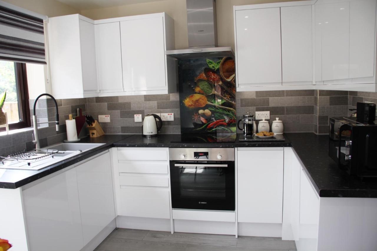 Centre Town House With Riverside Views And Free Parking 1bak York
