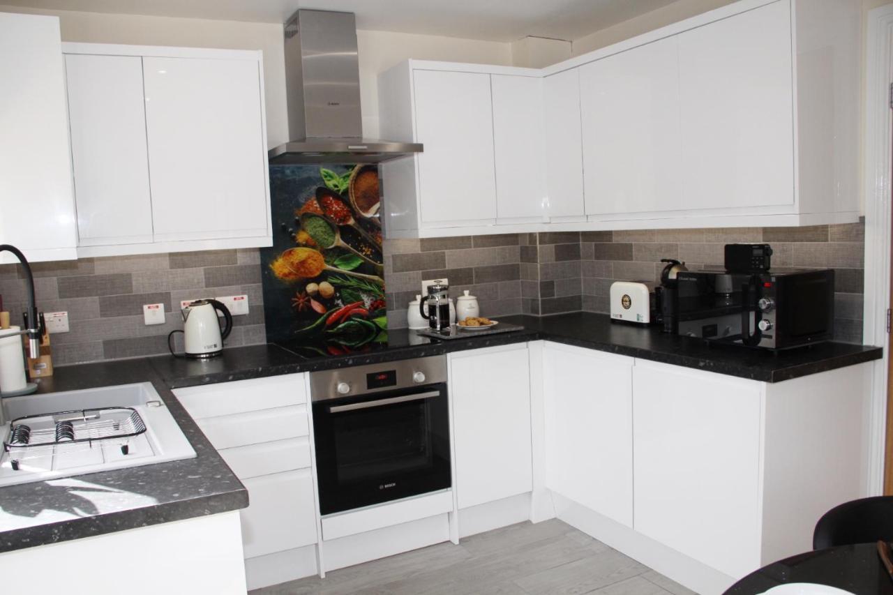 Centre Town House With Riverside Views And Free Parking 1bak