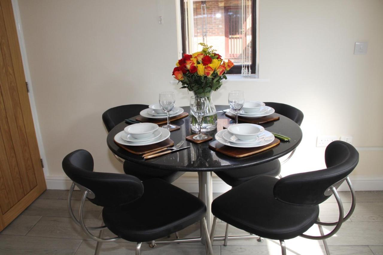 Rumah liburan Centre Town House With Riverside Views And Free Parking 1bak *